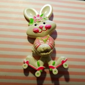 ADORABLE AVON VINTAGE ANIMATED STYLE BUNNY PIN BROOCH 1974MOVABLE SCENTPOT GLACE
